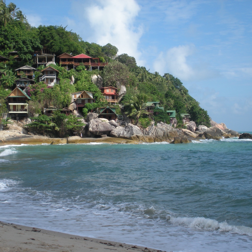 Дома на скале у берега на острове Панган, Таиланд