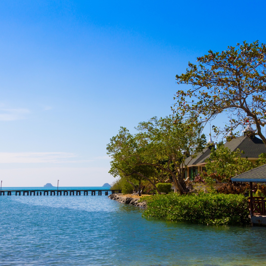 Хижины у воды на острове Чанг, Таиланд