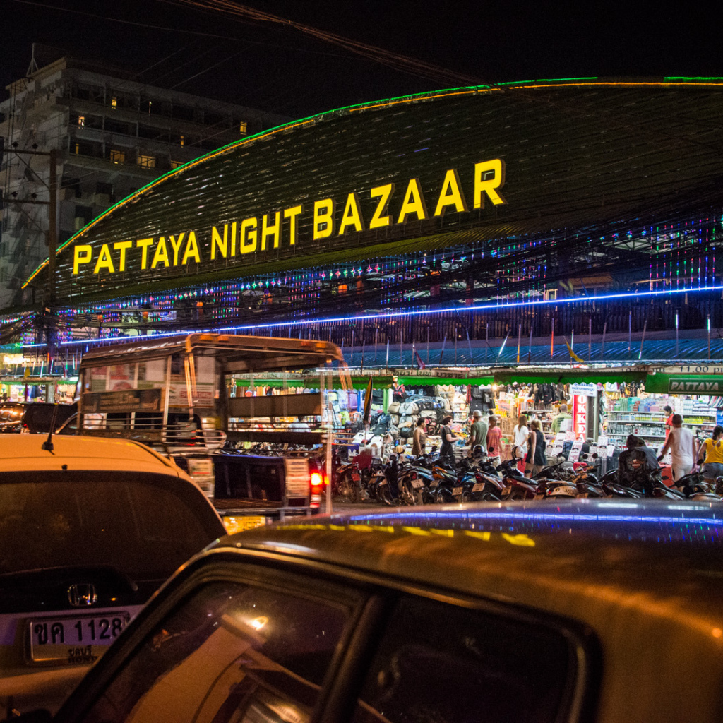 Ночной базар на курорте в Паттайе, Таиланд