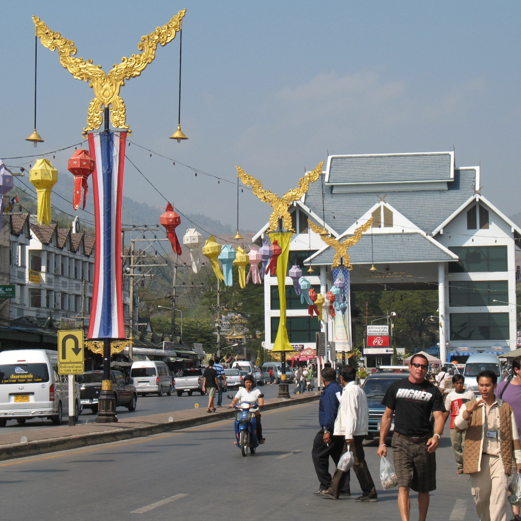 На улице города на курорте Чианг Рай, Таиланд