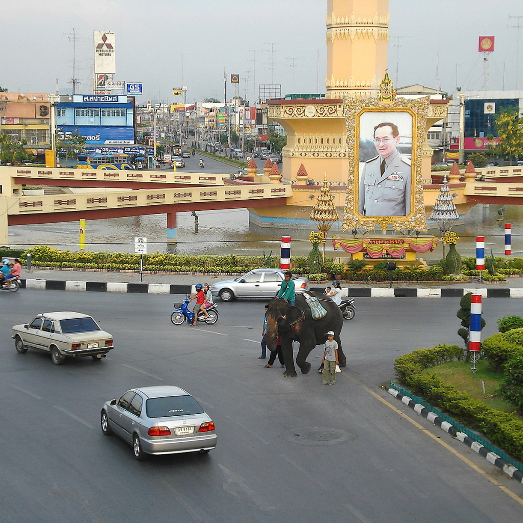 На улице города на курорте Лопбури, Таиланд