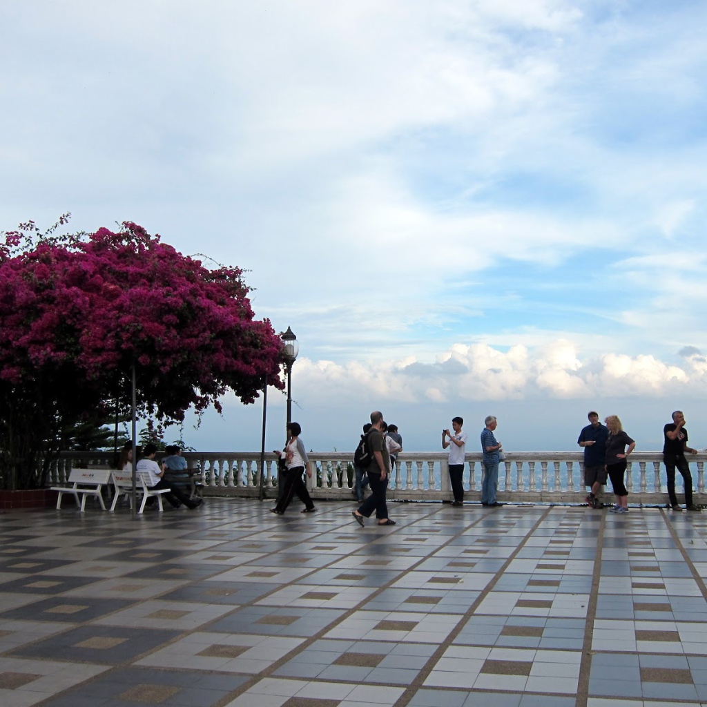 На набережной на курорте Чианг Рай, Таиланд
