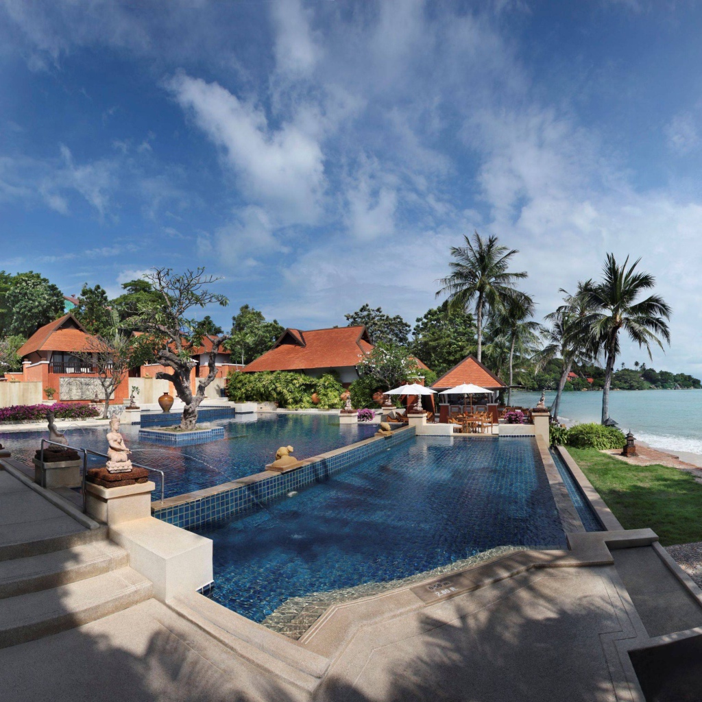 Бассейн на берегу на курорте Районг, Таиланд