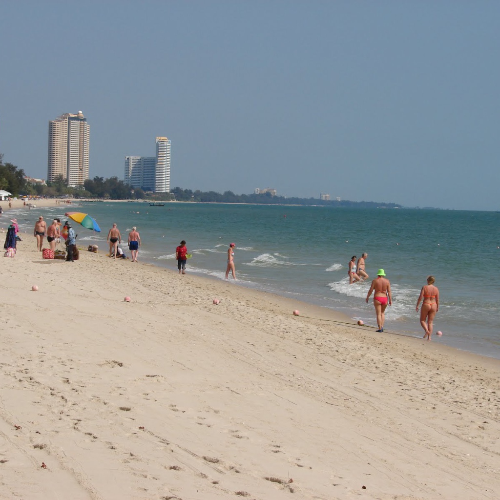 Отдых на пляже на курорте Ча Ам, Таиланд