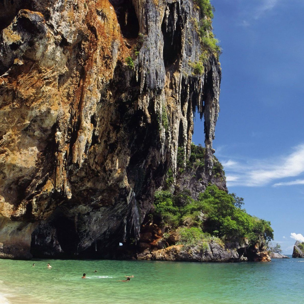 Скала у побережья на курорте Районг, Таиланд