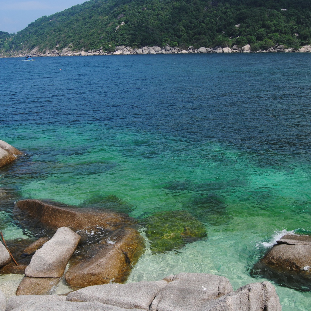 Камни у берега на острове Тао, Таиланд