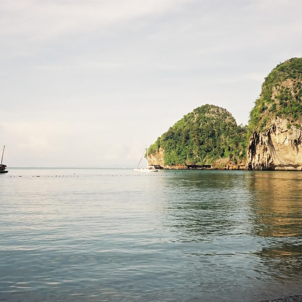 Скалы у берега на курорте Краби, Таиланд