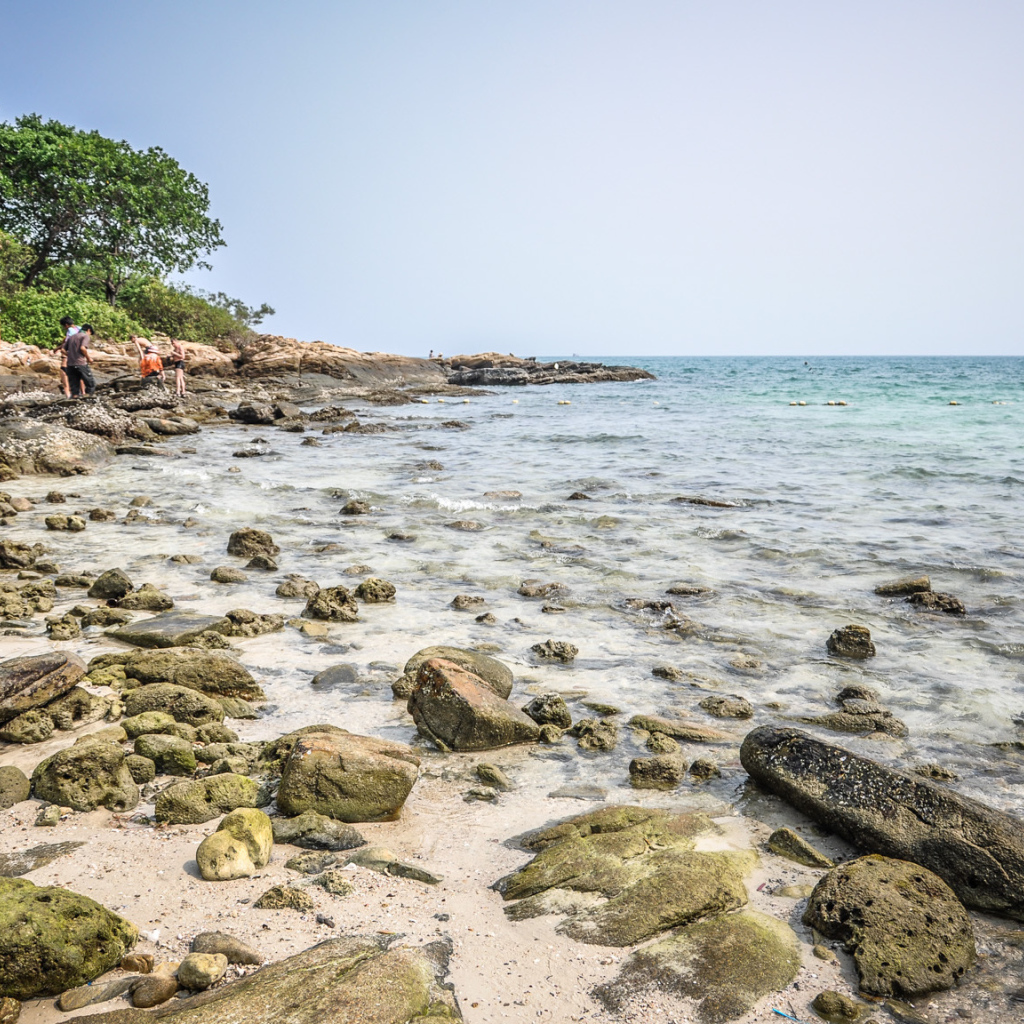 Каменистый берег на острове Самет, Таиланд