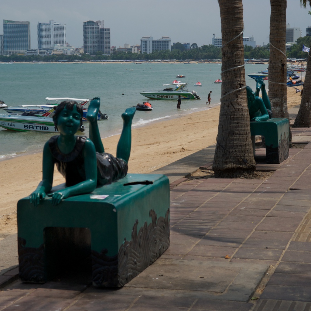 Скульптуры на набережной на курорте в Паттайе, Таиланд