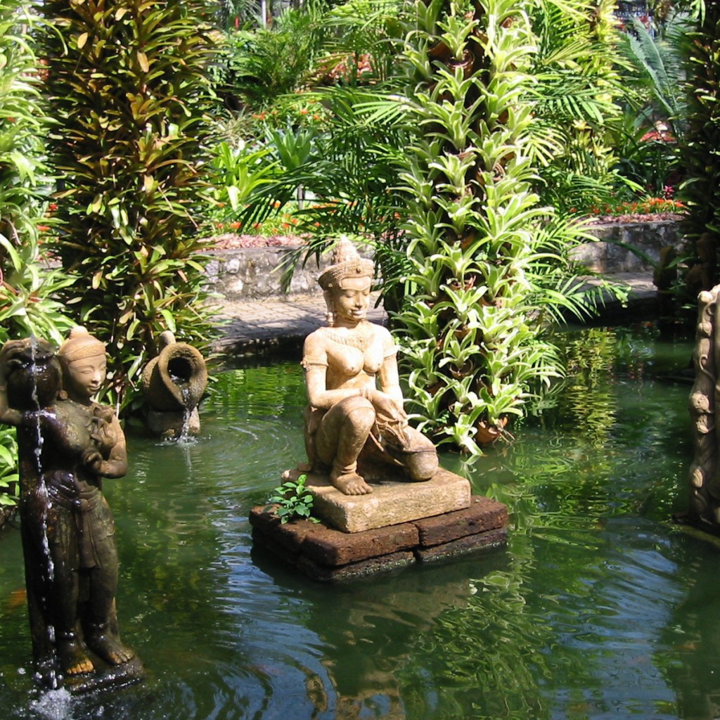 Статуя в воде на курорте Районг, Таиланд