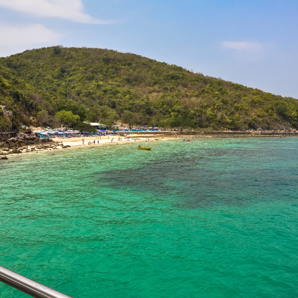 Летний отдых на курорте острова Ко Лан, Таиланд