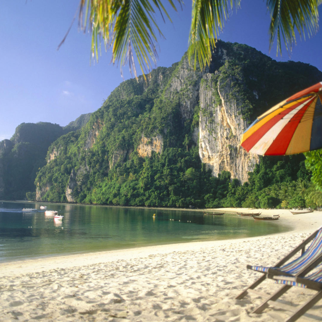 Пляжные лежаки в Пхукете