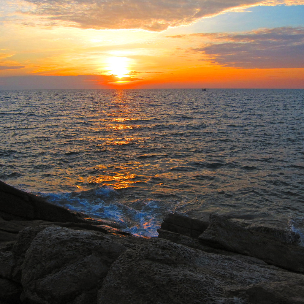 Закат солнца на берегу на острове Самет, Таиланд