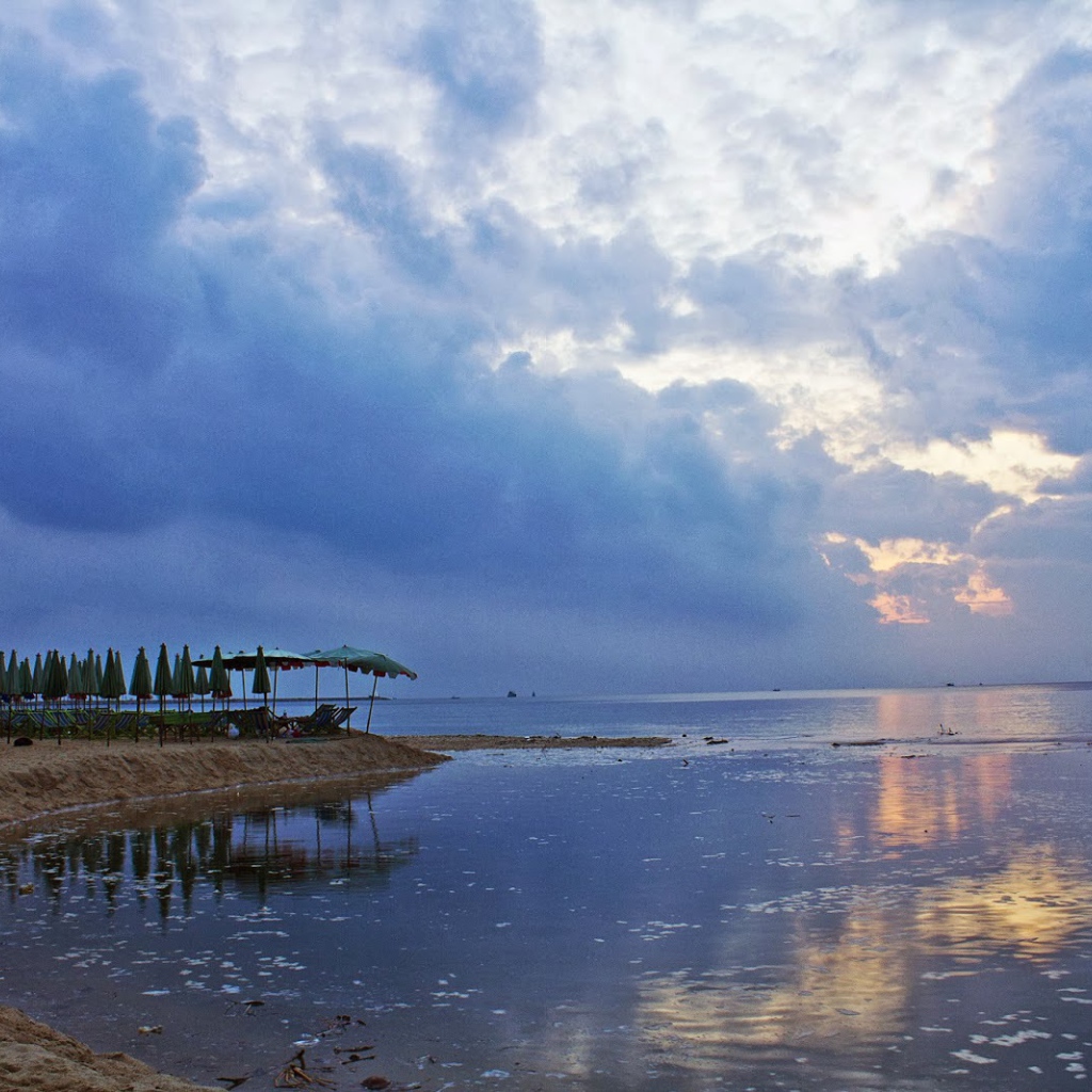 Закат на пляже на курорте Ча Ам, Таиланд