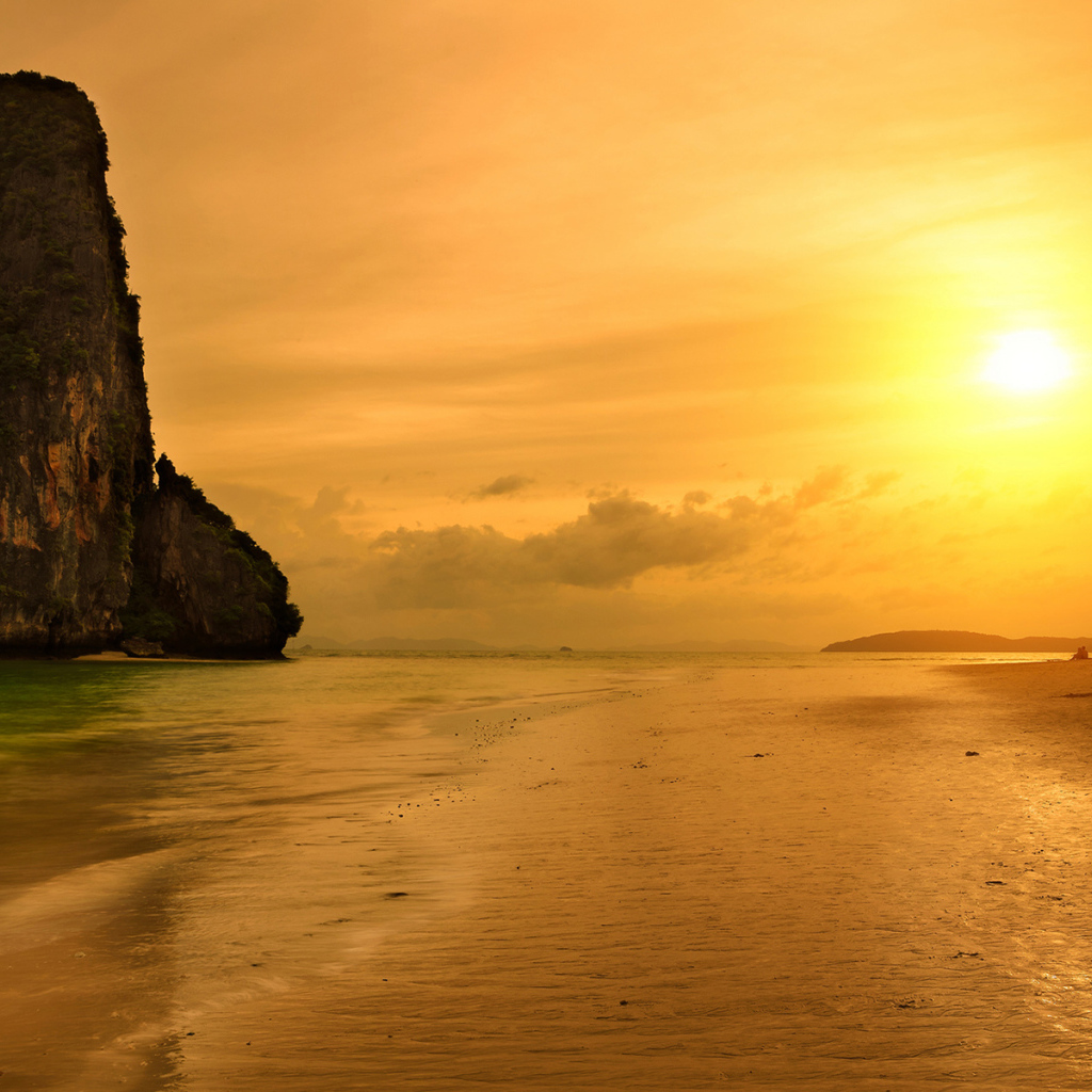 Закат солнца на пляже на курорте Краби, Таиланд