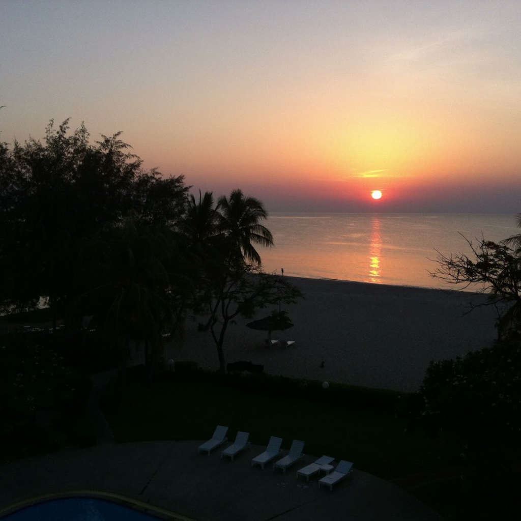 Закат на побережье курорта Ча Ам, Таиланд