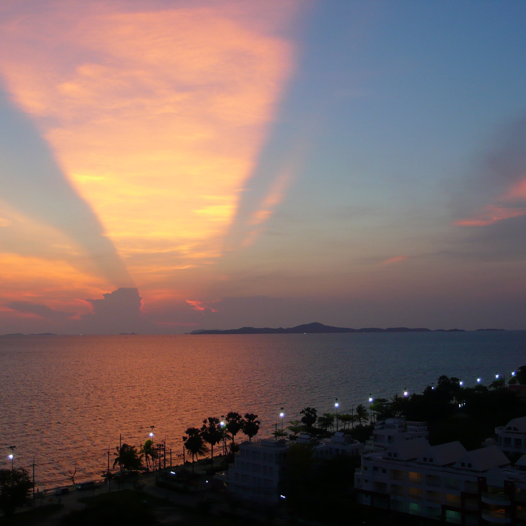 Закат над городом на курорте в Паттайе, Таиланд