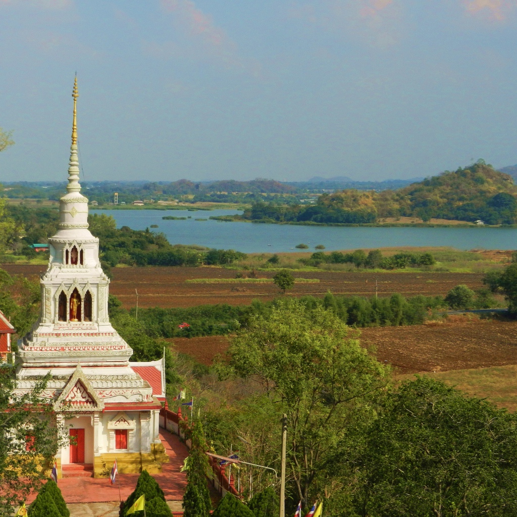Храм на фоне озера на курорте Лопбури, Таиланд