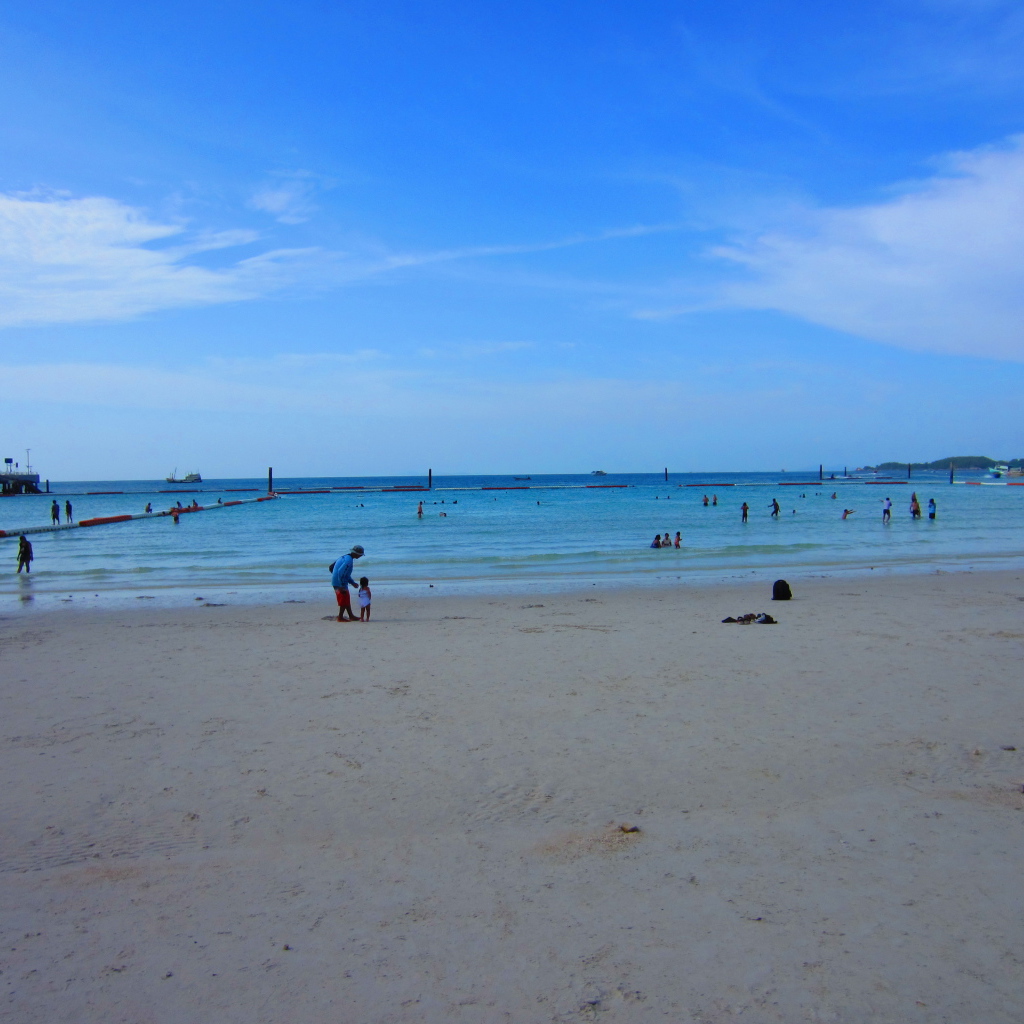 Пляж на курорте острова Ко Лан, Таиланд