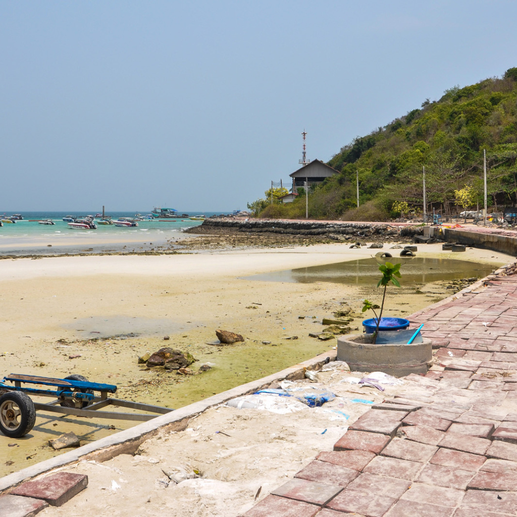 Пляж Тонгланг на курорте острова Ко Лан, Таиланд