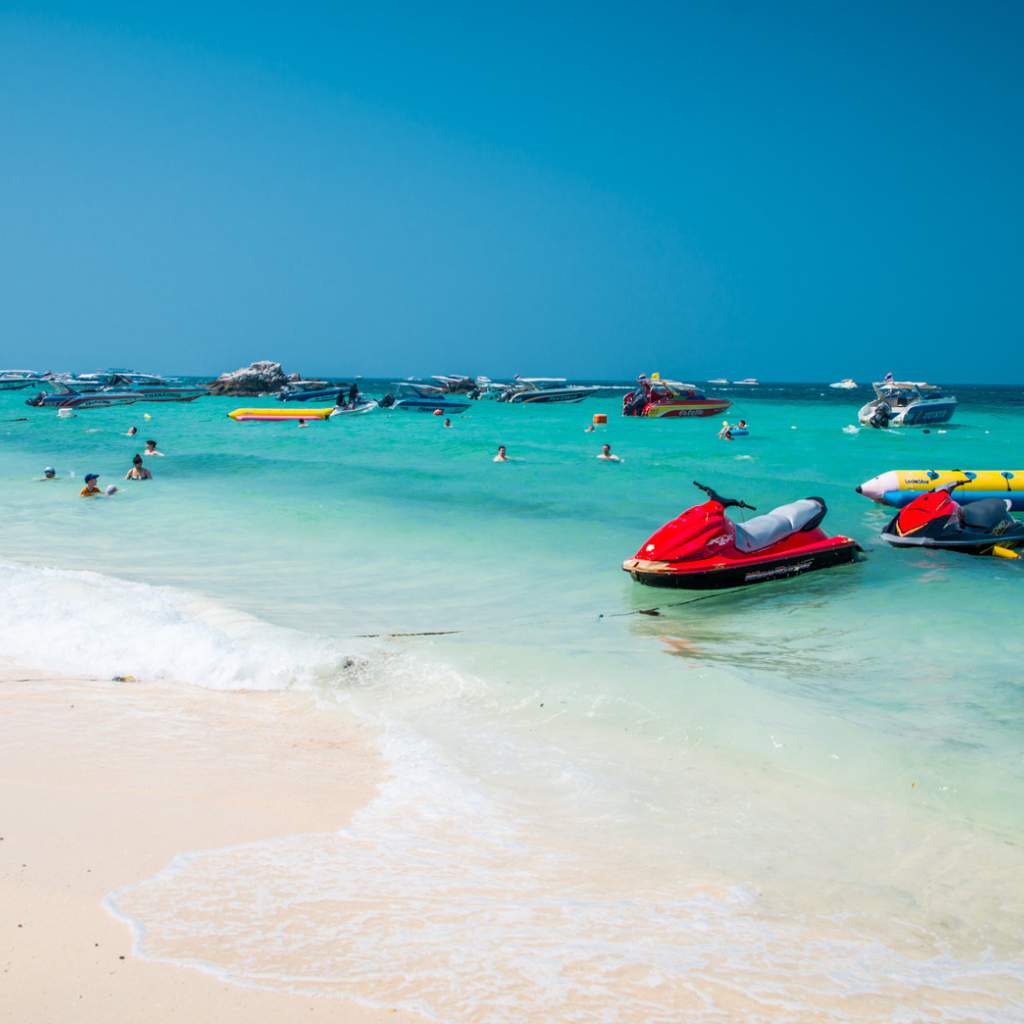 Белый песок на курорте острова Ко Лан, Таиланд