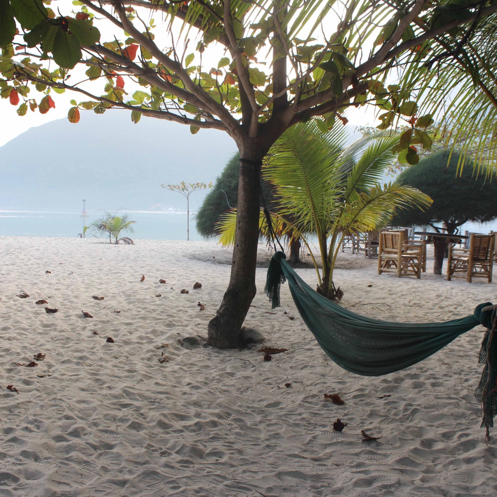 Белый песок на пляже на острове Самуи, Таиланд