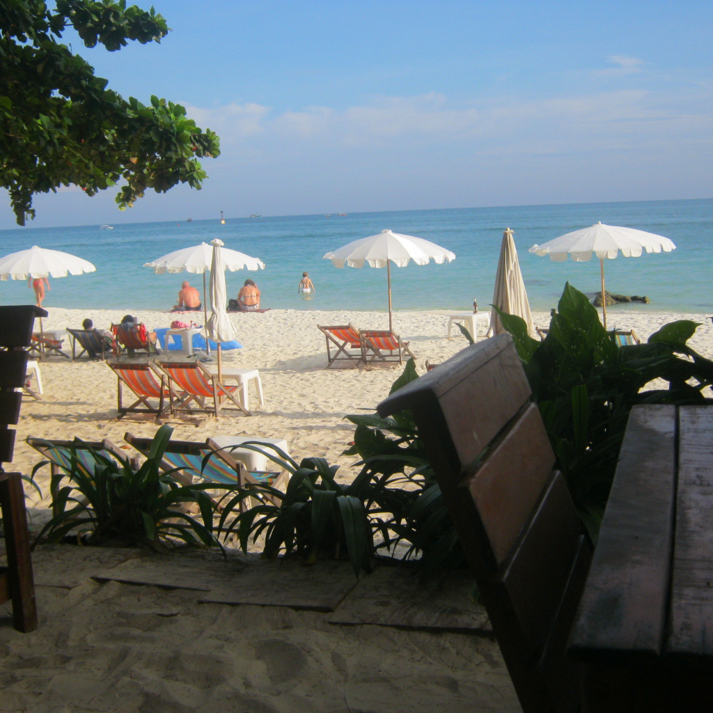 Зимний отдых на пляже на острове Чанг, Таиланд