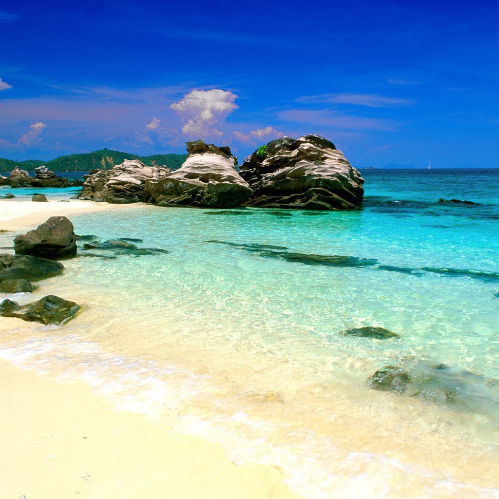 Скалы у берега в Пхукете, Таиланд