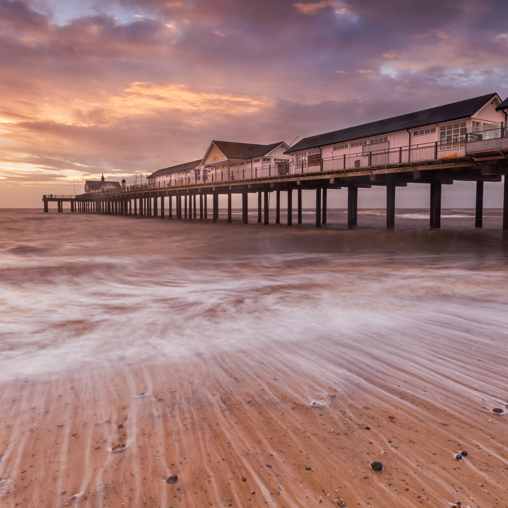 Длинный мост с частными домами