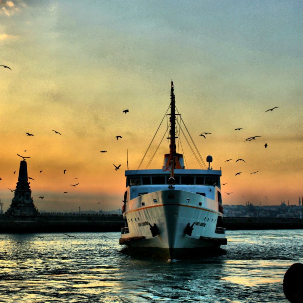 Лодка в бухте Стамбула