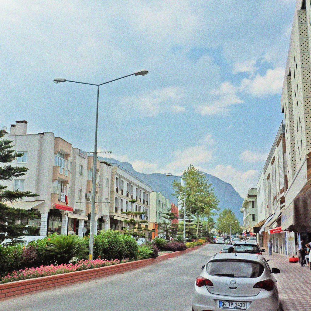 Городские улицы в Кемере, Турция