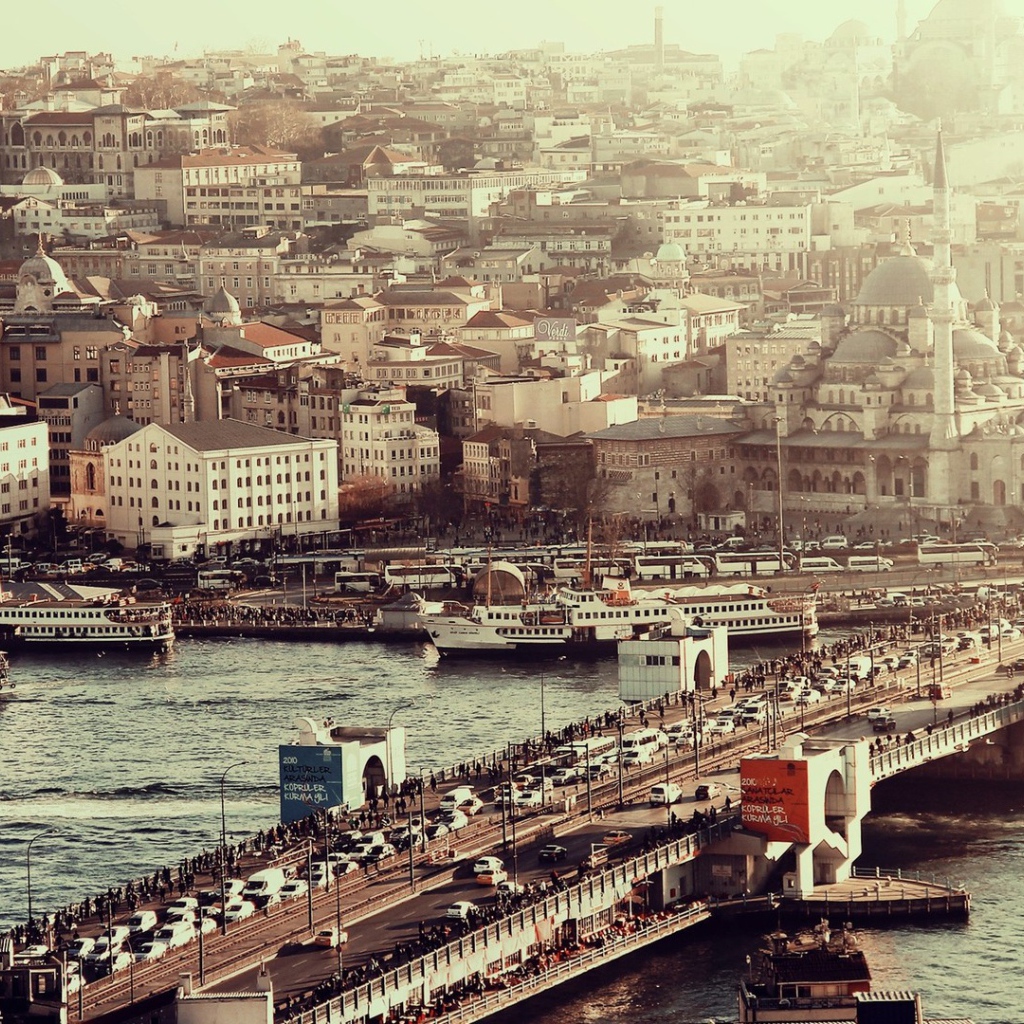 Загруженный мост в Стамбуле