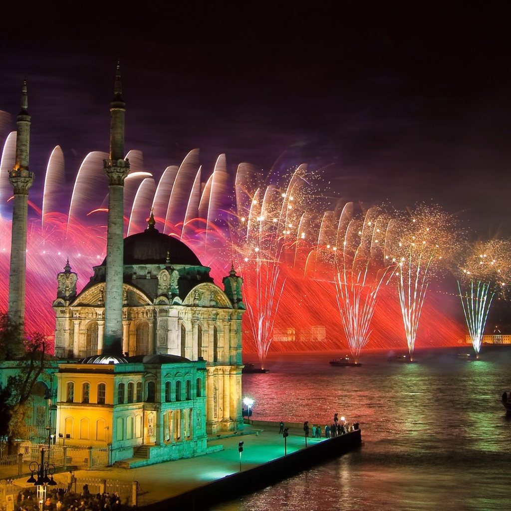 Праздничный фейерверк в Стамбуле