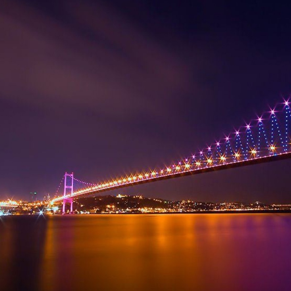 Подсветка моста в Стамбуле