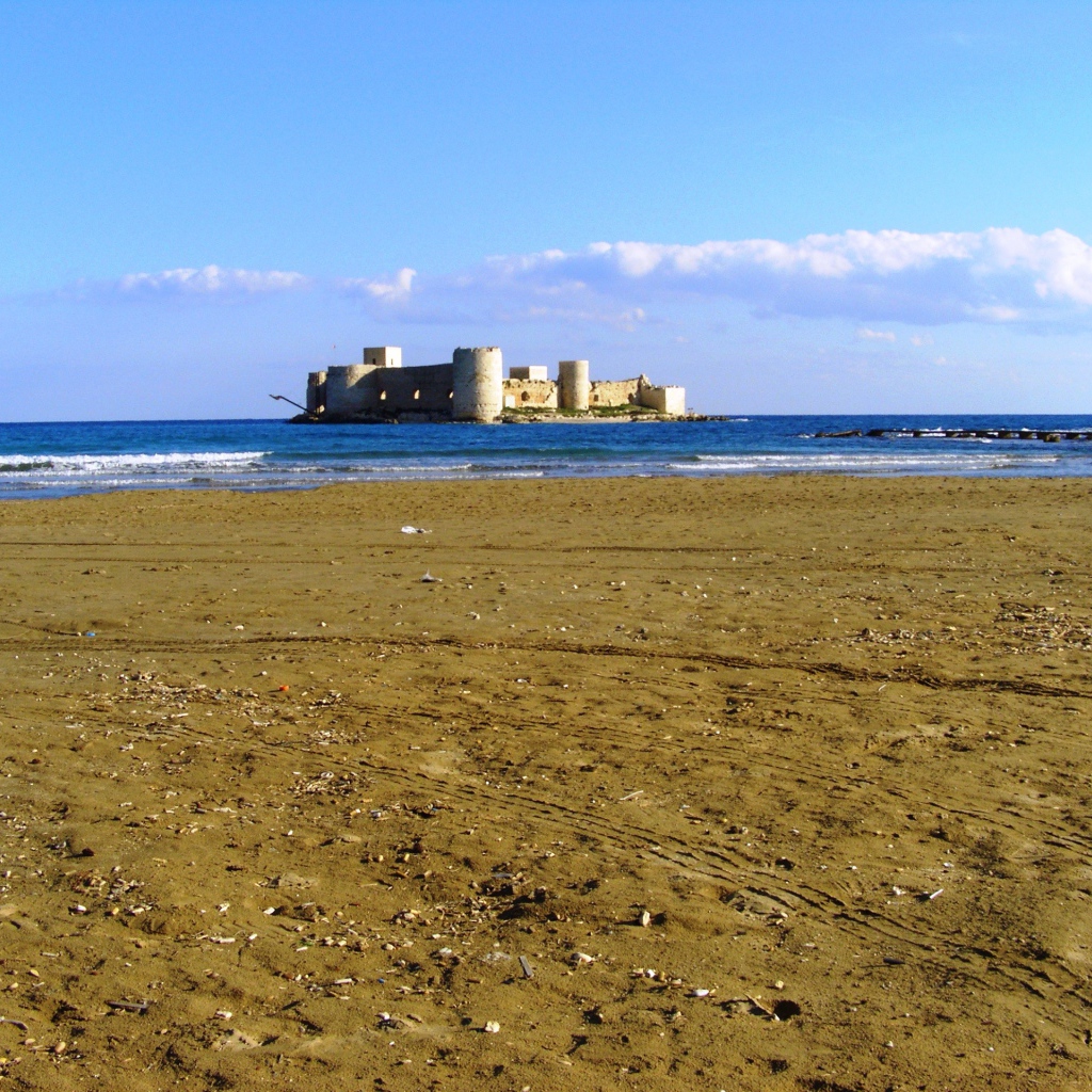 Старинный форт у побережья в Мерсине, Турция