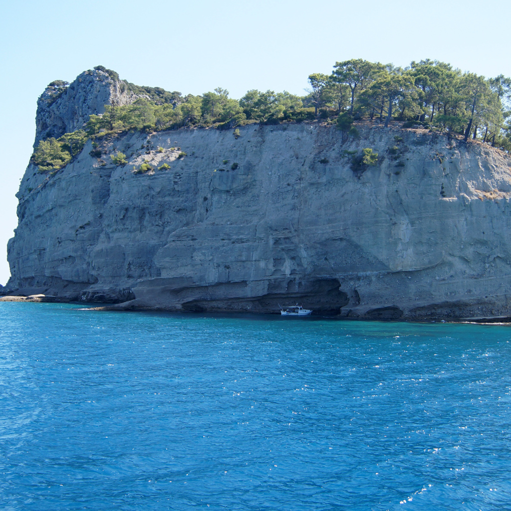Скала у побережья в Кемере, Турция