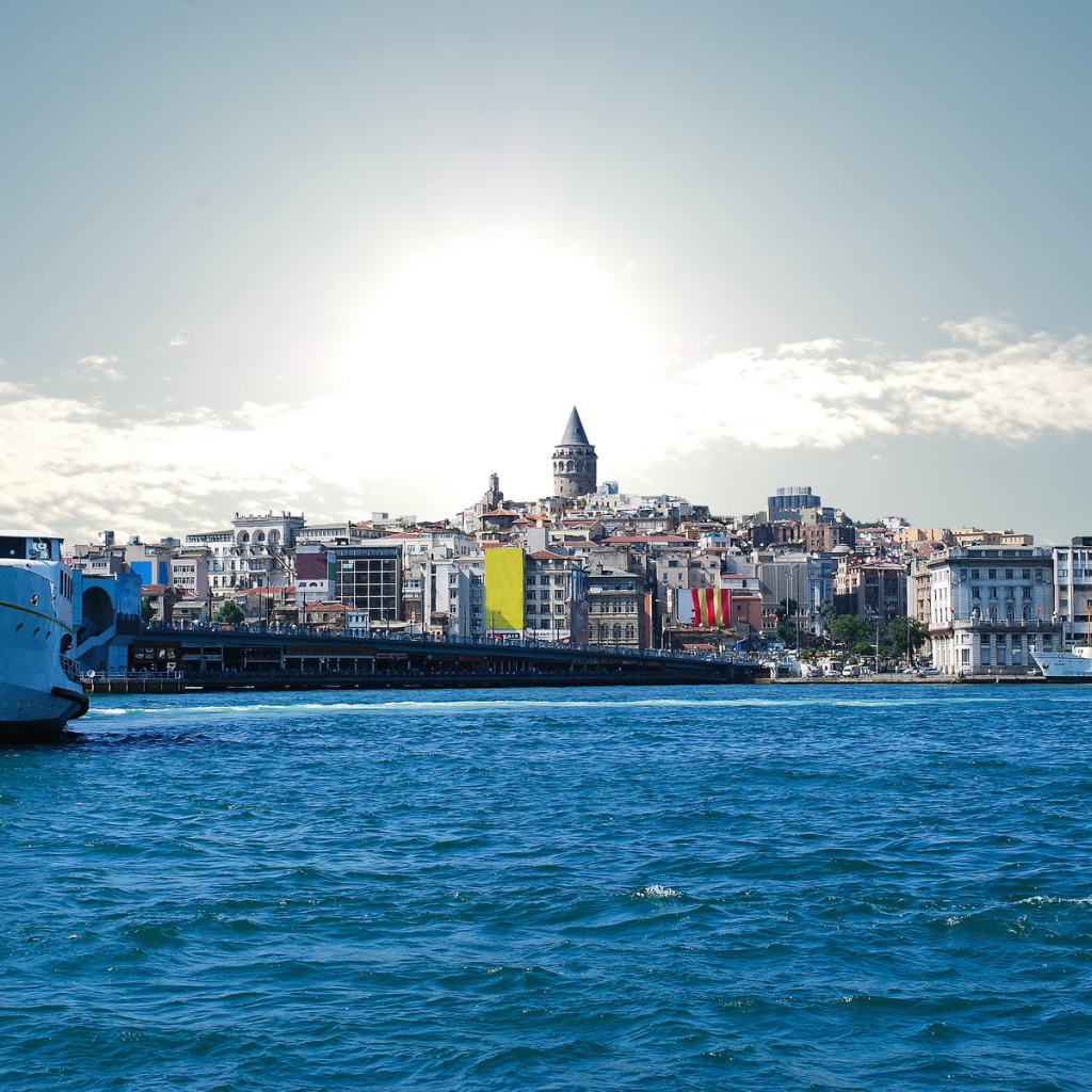 Корабль в заливе в Стамбуле