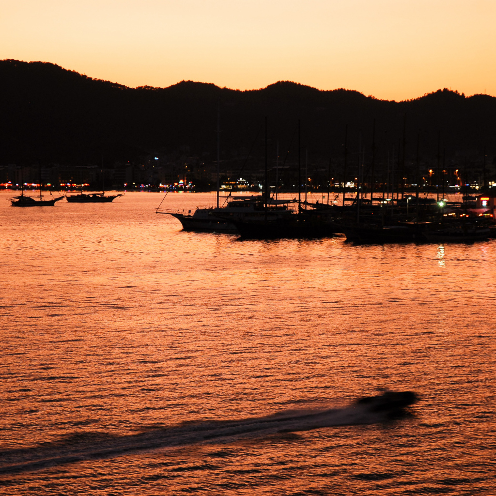 Закат солнца в бухте Мармарис, Турция