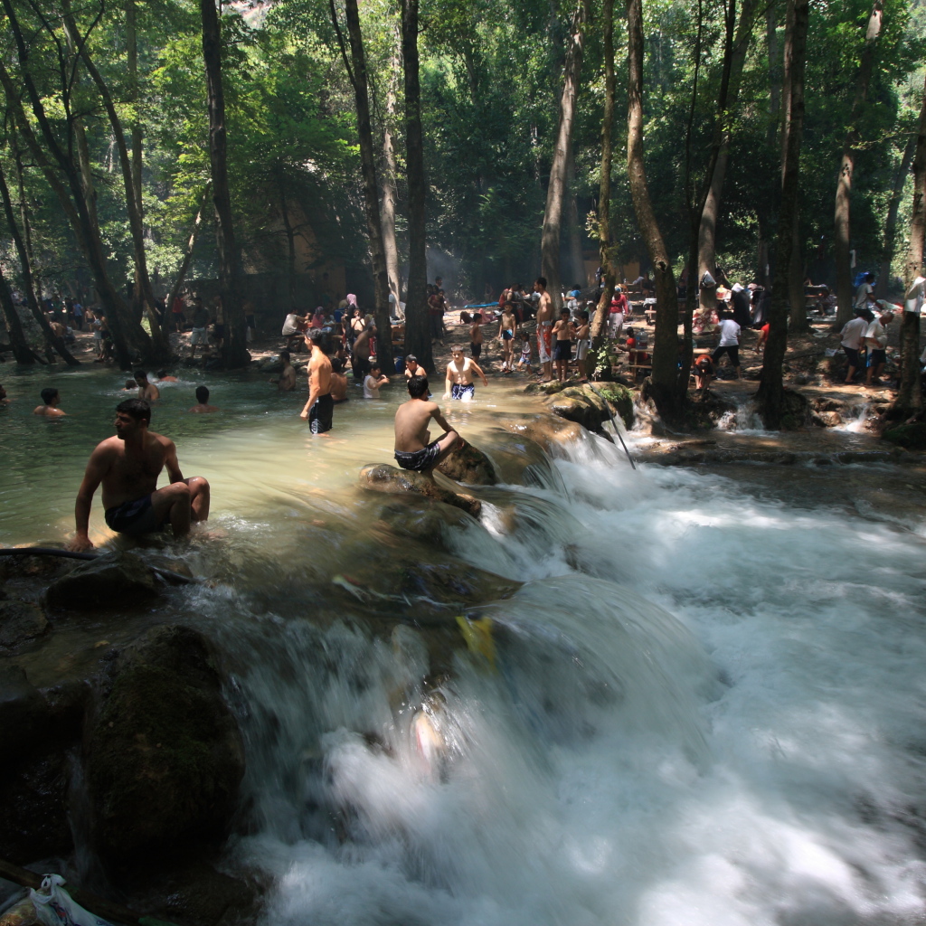 Водопад в парке в Мерсине, Турция