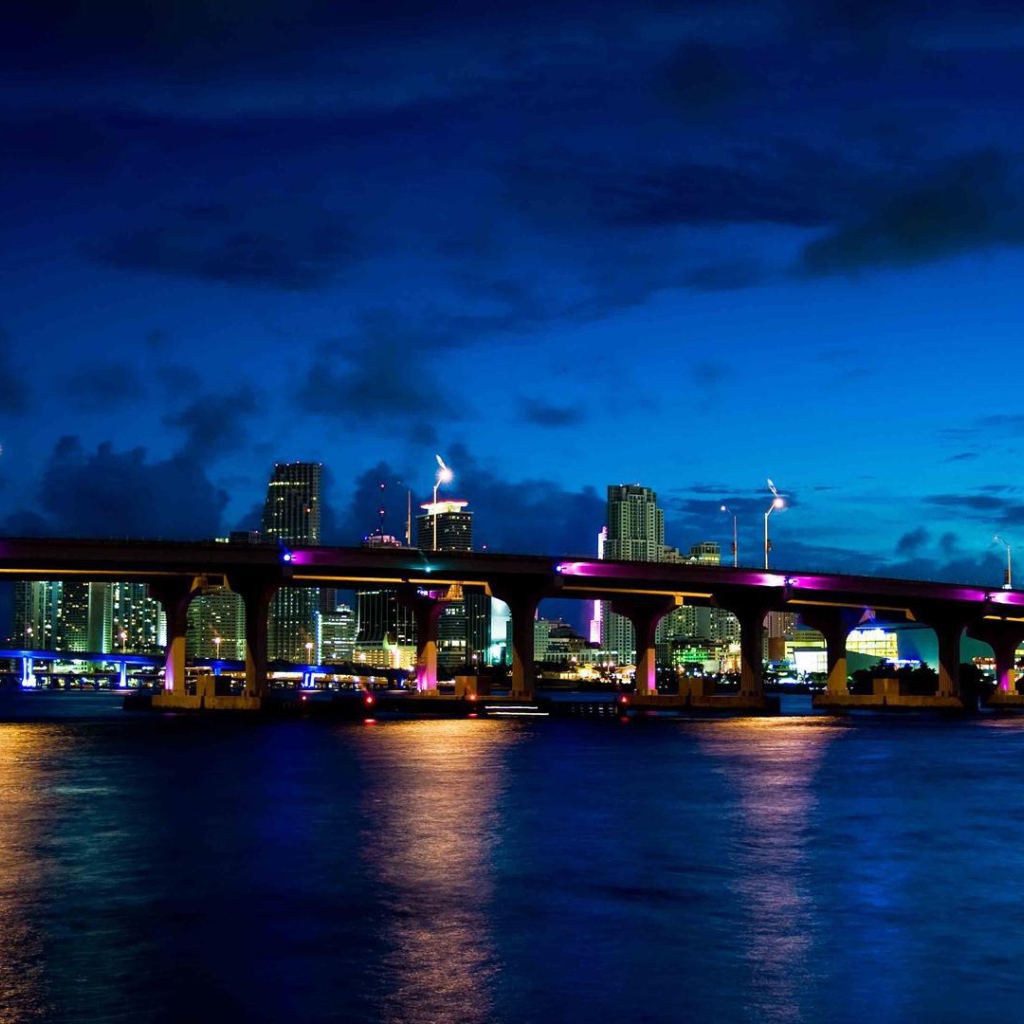 Подсветка моста в Майами