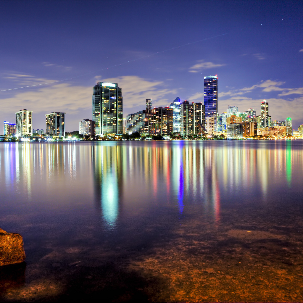 Огни отражаются в заливе в Майами