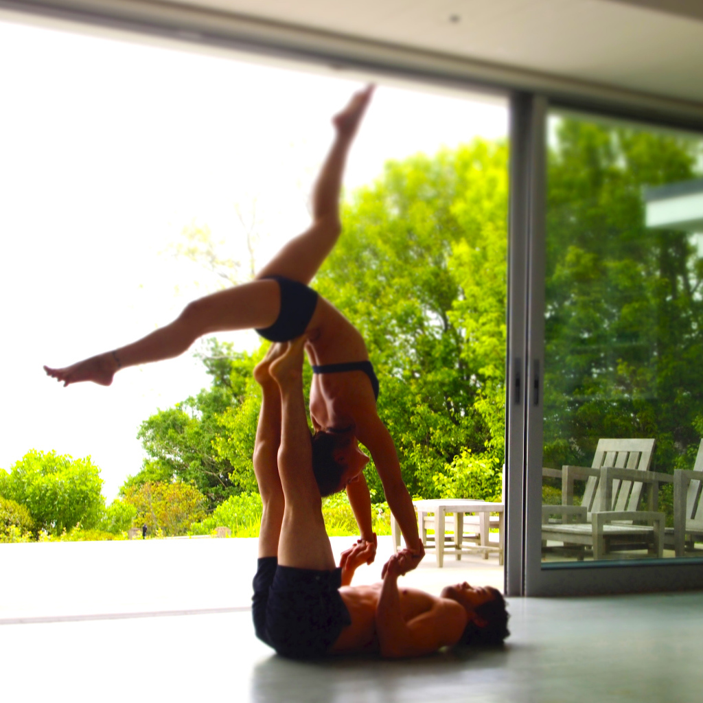 Пара заниматься йогой