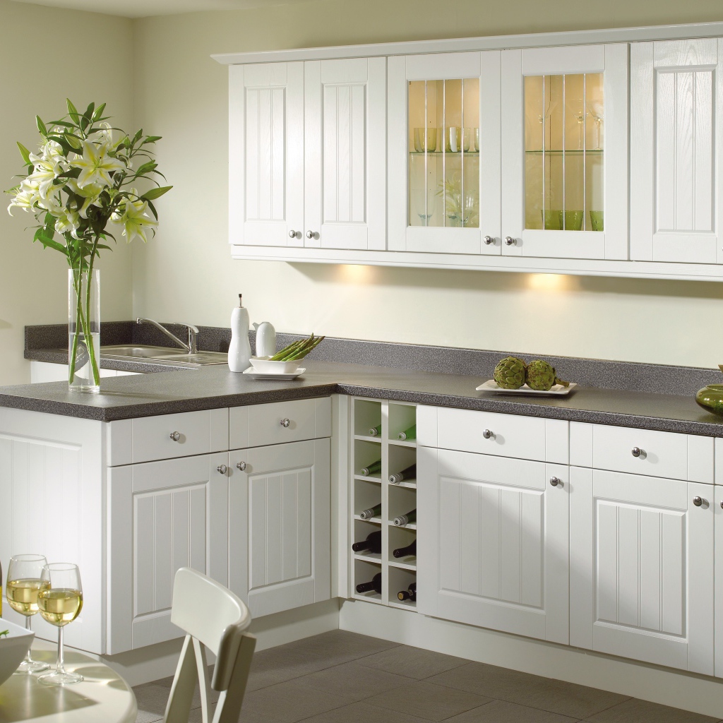 Большой букет на столе в кухне