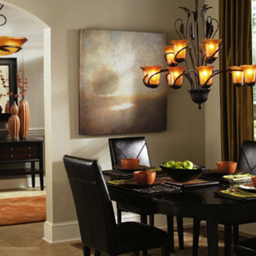 Большая люстра над столом