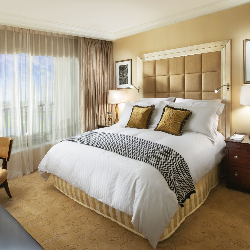 Большое окно в спальне