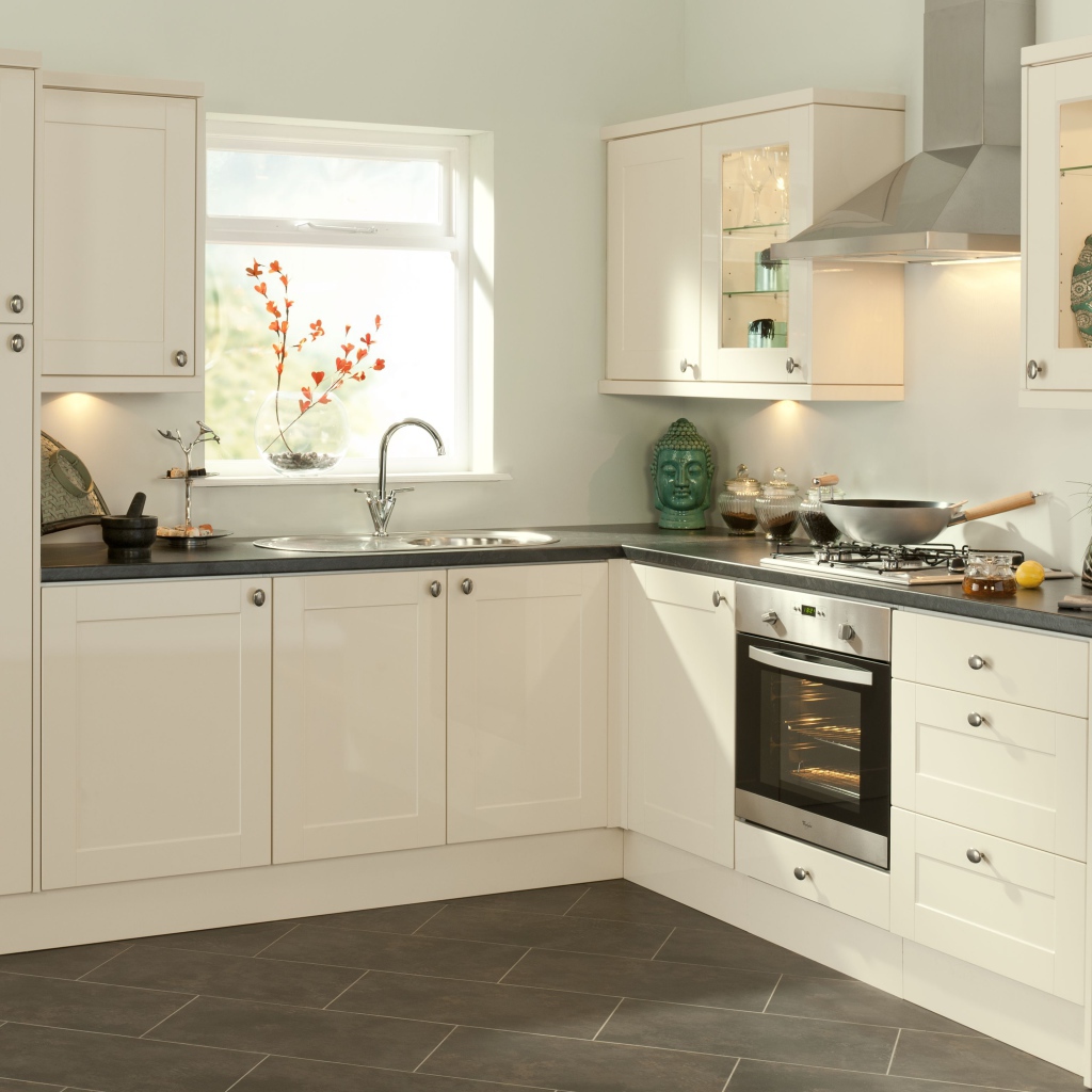 Небольшая светлая кухня