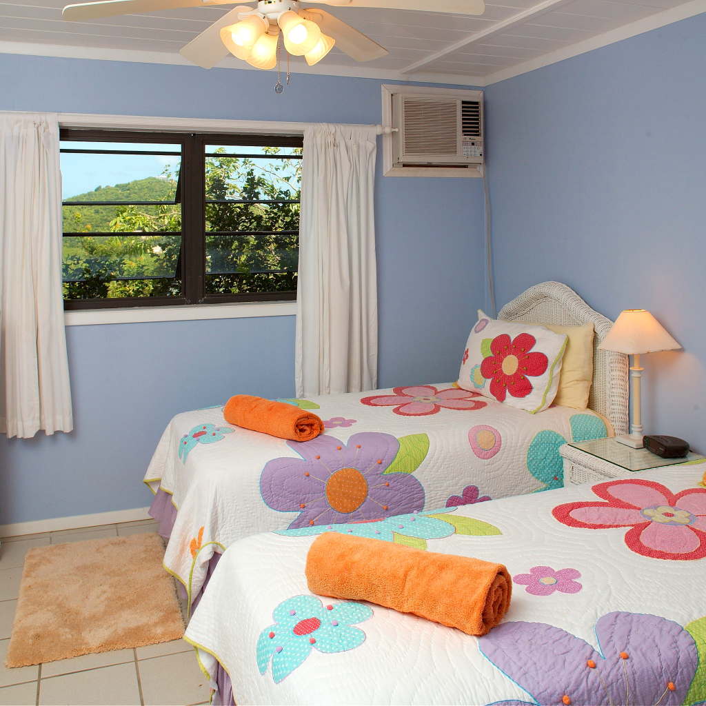 Небольшая детская комната