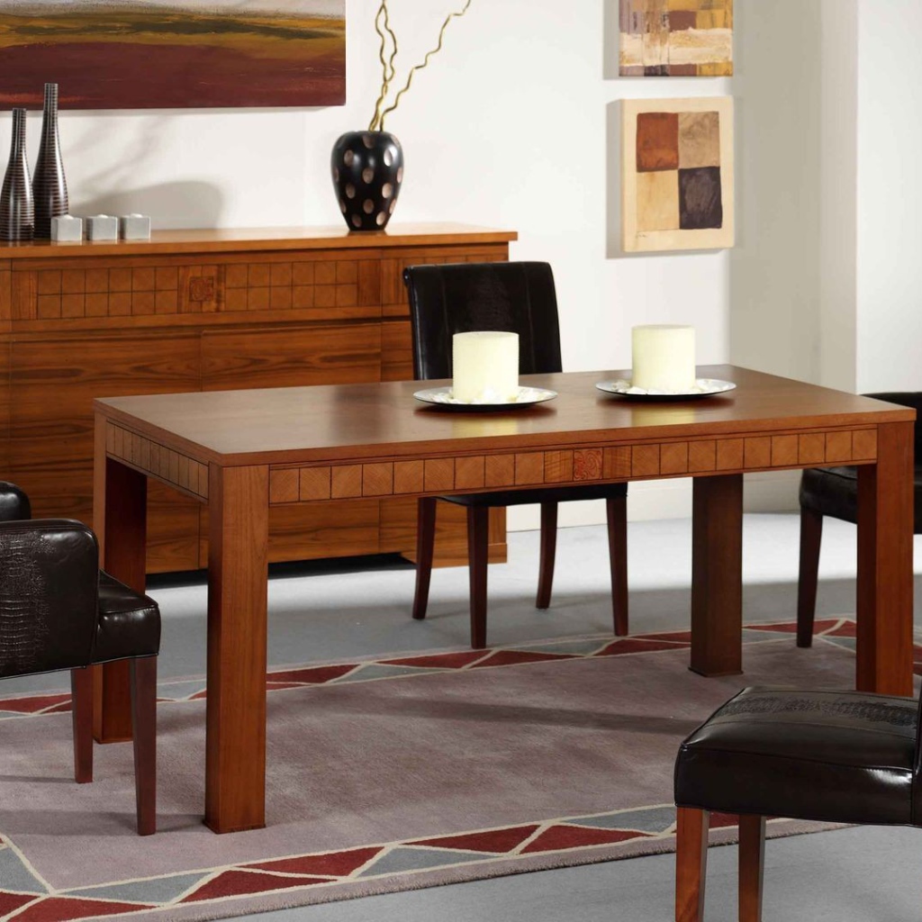 Небольшой стол в столовой