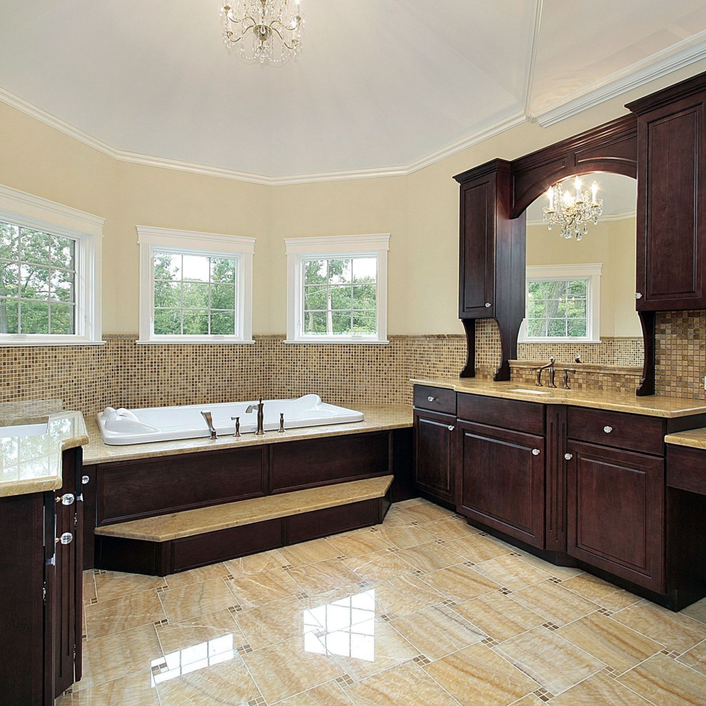 Просторная ванная комната в коричневых тонах