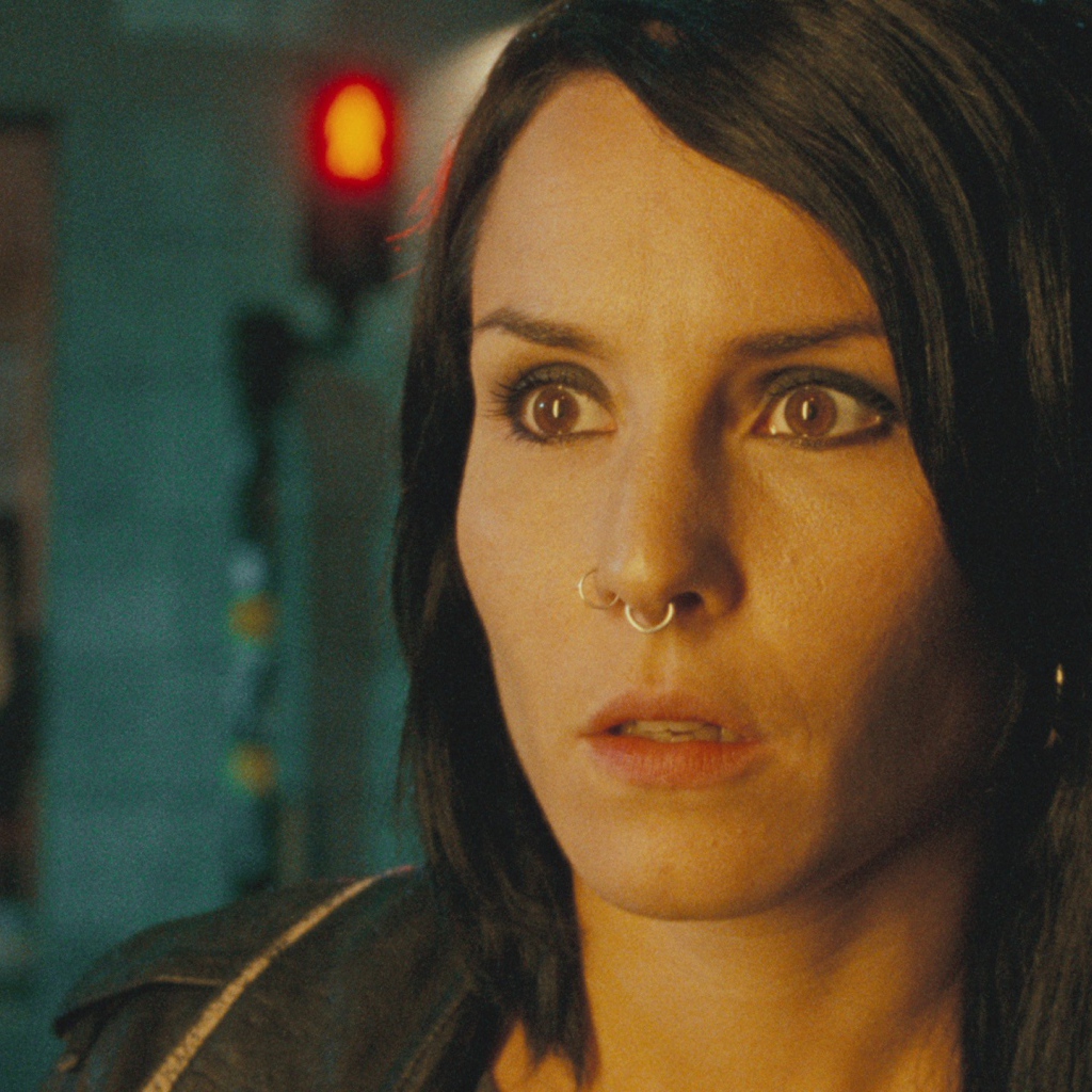 Женщина с пирсингом в носу